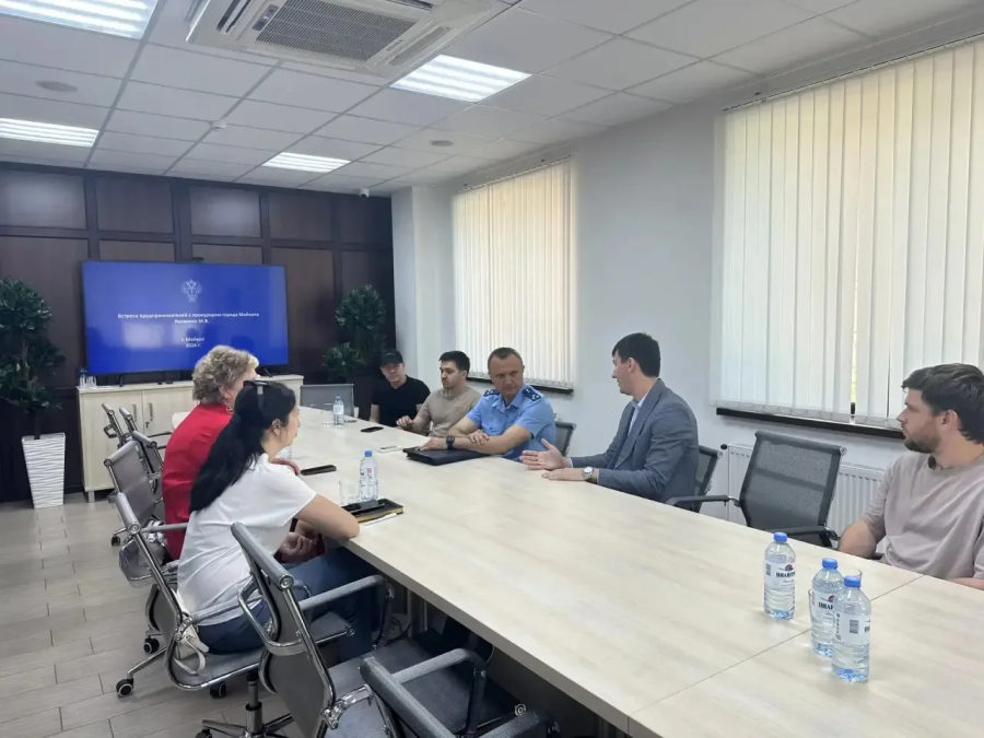 Прокурор города Майкопа Максим Яковенко провел выездной прием предпринимателей